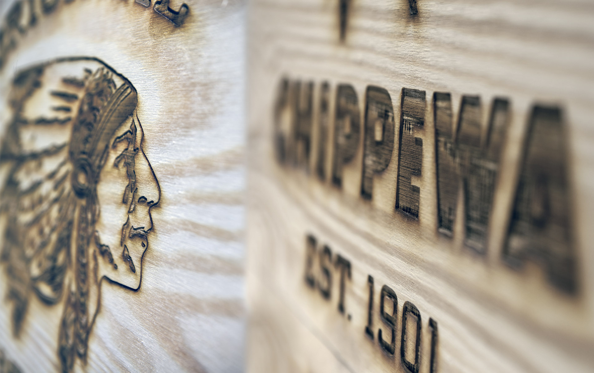 Chippewa Logo Holz Lasergravur,Lasergravur in Holz, Schuhhersteller, Holzbearbeitung, Innenausbau, Möbel, interior, Design, gestaltung, grafik, indianer, native american, first nation american